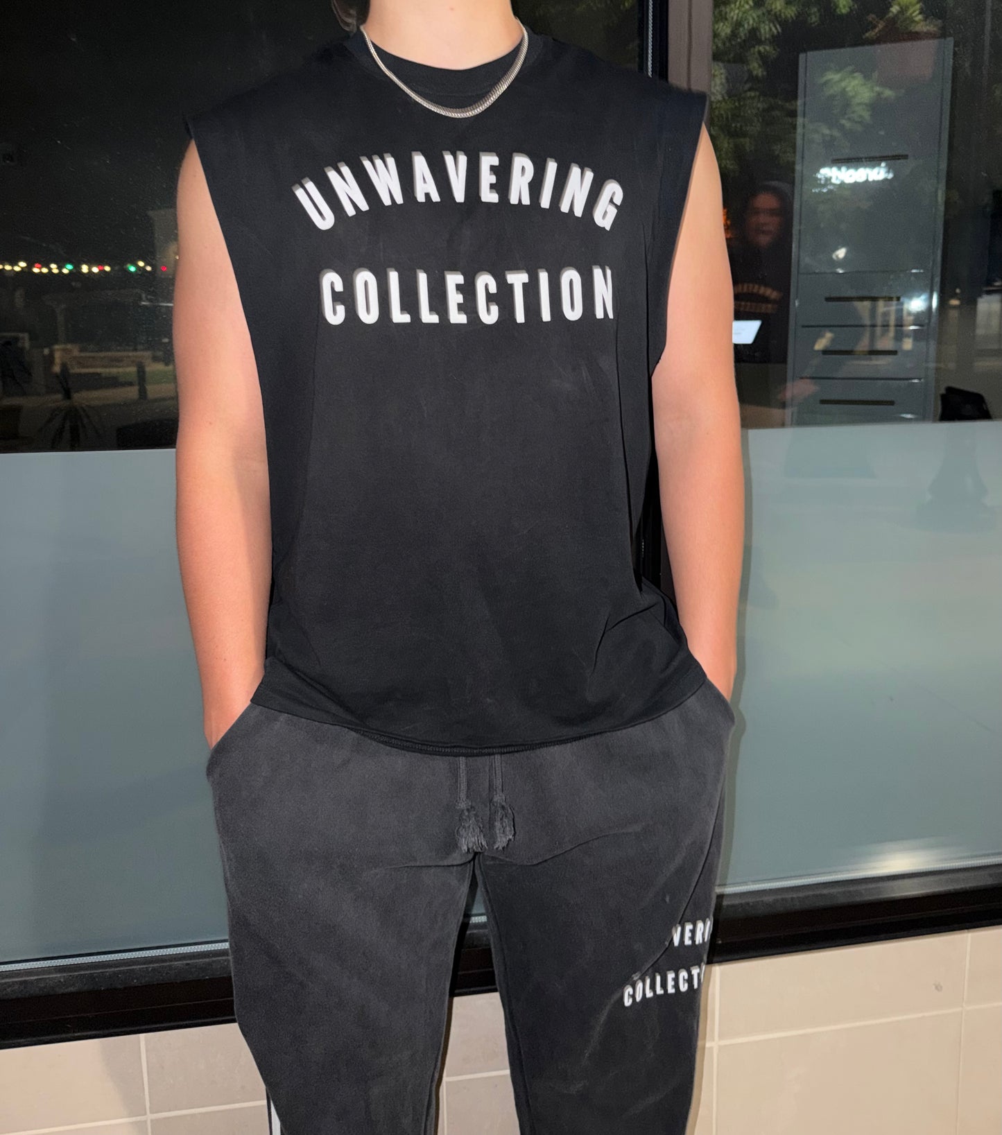 Camiseta sin mangas de algodón con borde sin rematar