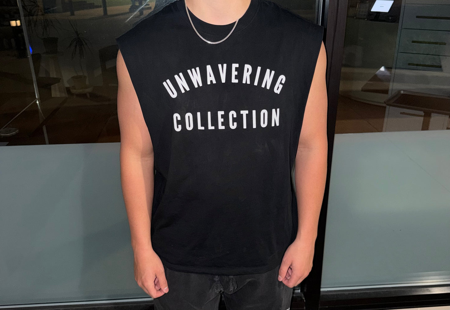 Camiseta sin mangas de algodón con borde sin rematar